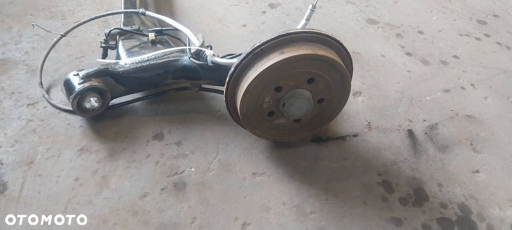 BELKA OŚ ZAWIESZENIA TYŁ BĘBNY Z ABS SKODA FABIA I HB 5D - 5