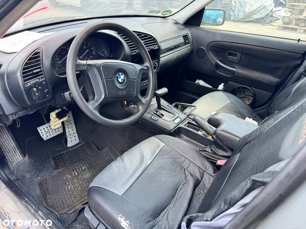 BMW 3 E36 COUPE 1995 *SAMOCHÓD  NA CZĘŚCI* 5663 ARKTISGRAU METALLIC (269) MASKA, LAMPA, DRZWI, LUSTERKO, ZDERZAK, GRILL, BŁOTNIK, KLAPA, BELKA, DESKA, FOTELE, KANAPA, ĆWIARTKA KIEROWNICA, TARCZE, ZACISKI, ZAWIESZENIE, KOMPLETNY PRZÓD, KOMPLETNY TYŁ, LICZNIK, ZEGARY, PRAWE LEWE PRZÓD TYŁ - 5