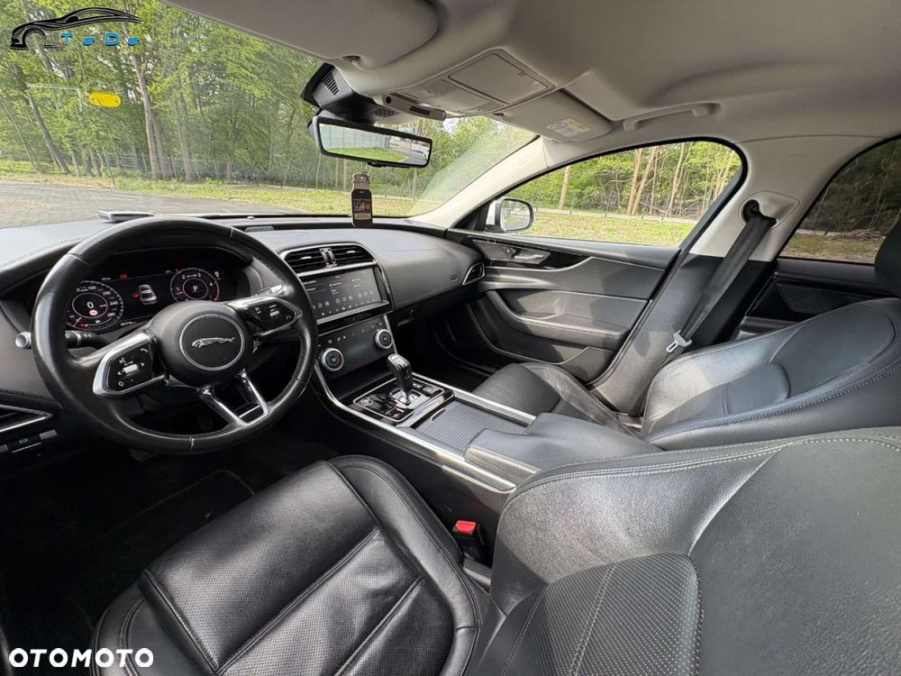 Jaguar XE 2.0 D180 R-Dynamic SE - 23