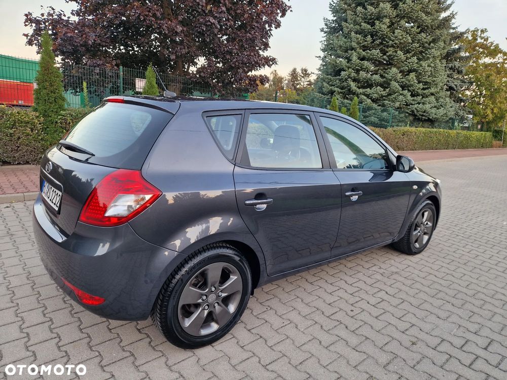 Kia Ceed - 12