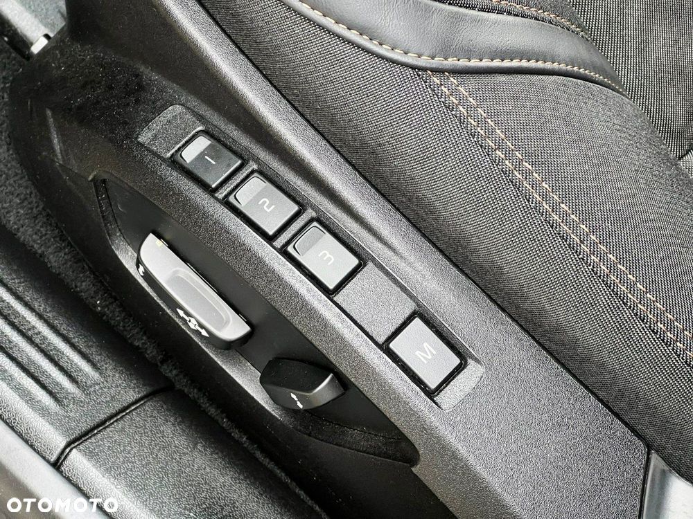 Volvo V40 Cross Country - 8