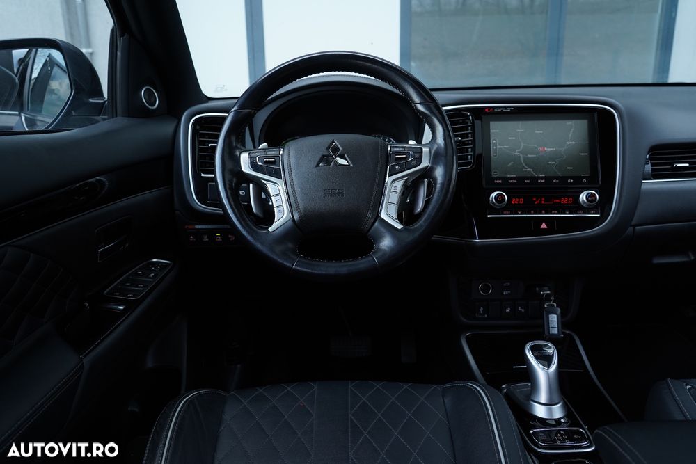 Mitsubishi Outlander ver-2-4-4wd-plug--in-hybrid-top - 22