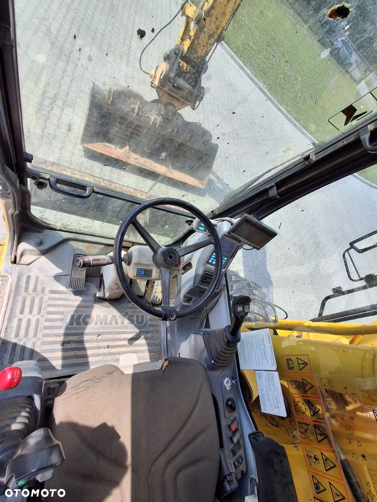 Komatsu PW220-7E0 - 17