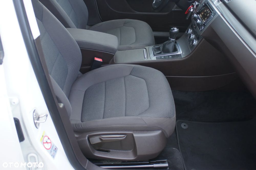 Volkswagen Passat 1.6 TDI Business Line - 26