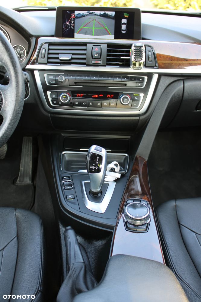 BMW Seria 3 328i xDrive Sport Line - 26