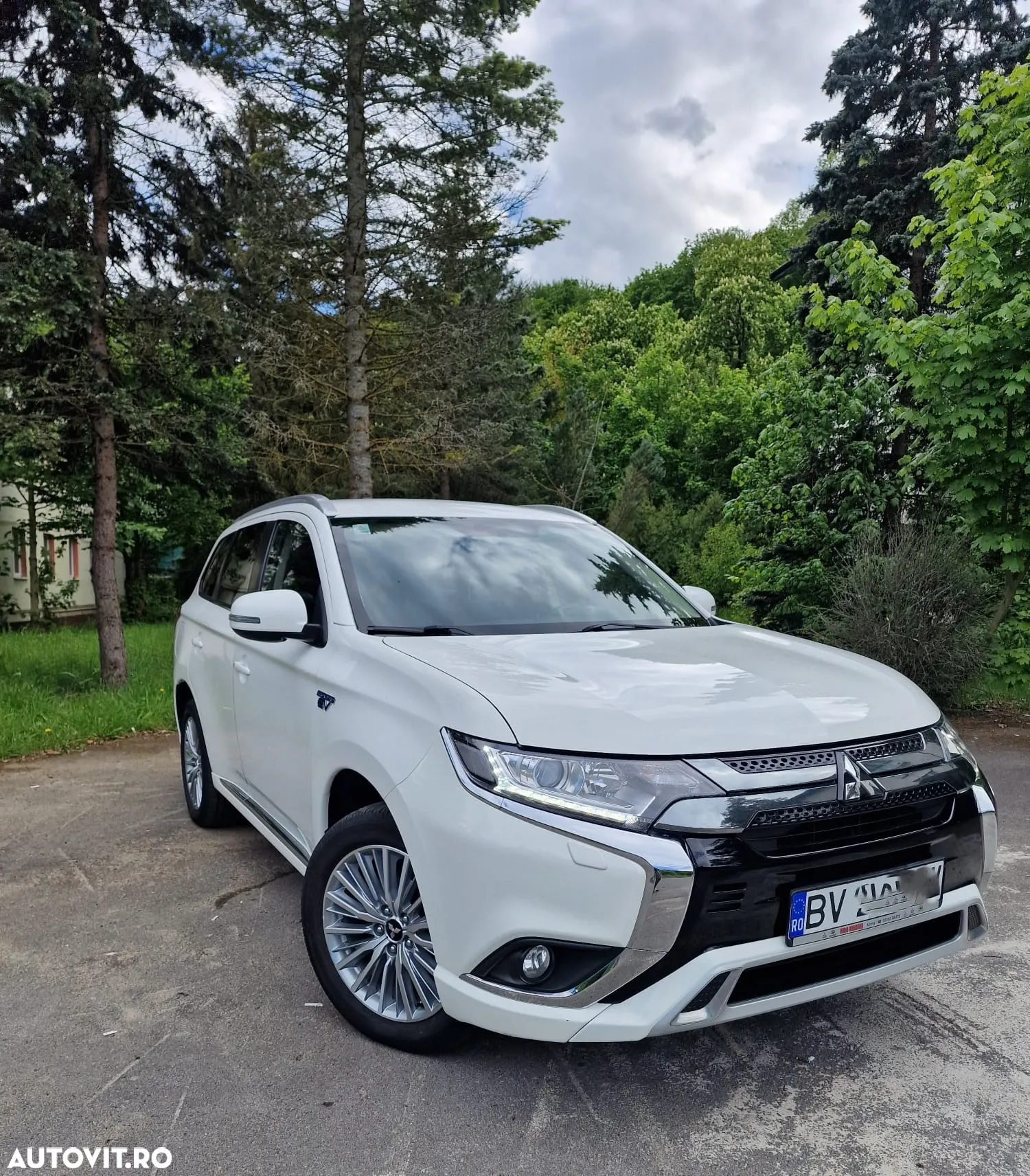 Mitsubishi Outlander 2.4 4WD Plug-In Hybrid - 2