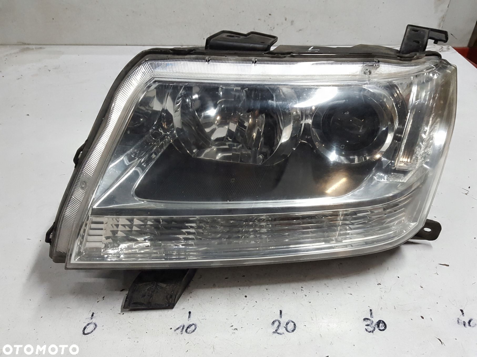 SUZUKI GRAND VITARA II LIFT 08-14r LAMPA XENON LEWA PRZÓD ANGLIK - 1