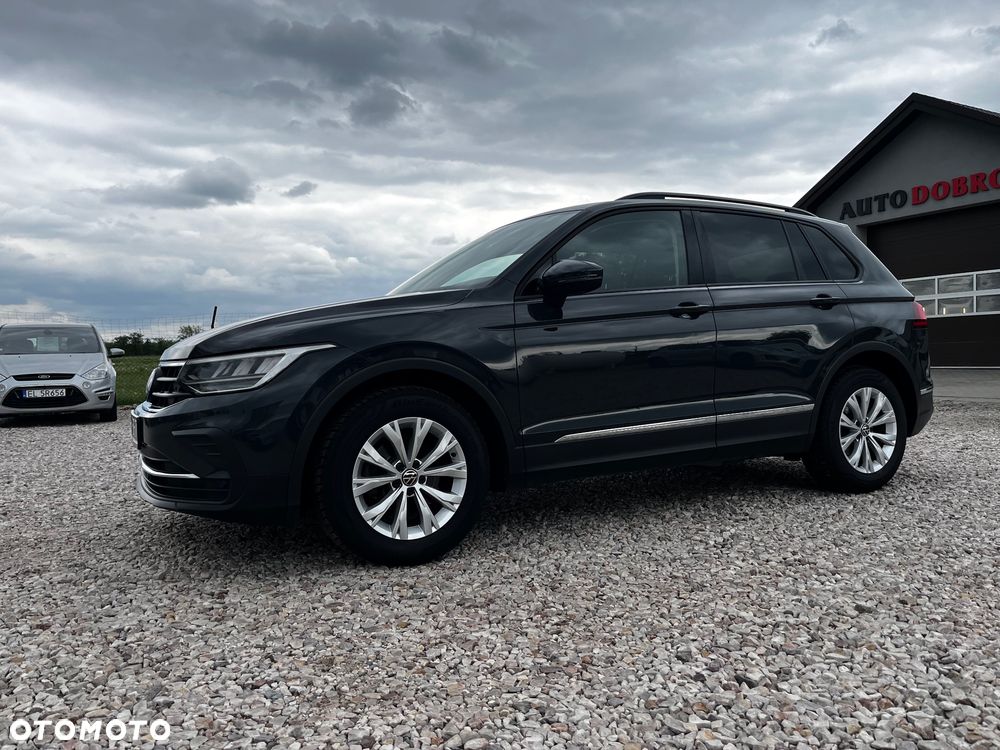 Volkswagen Tiguan - 1