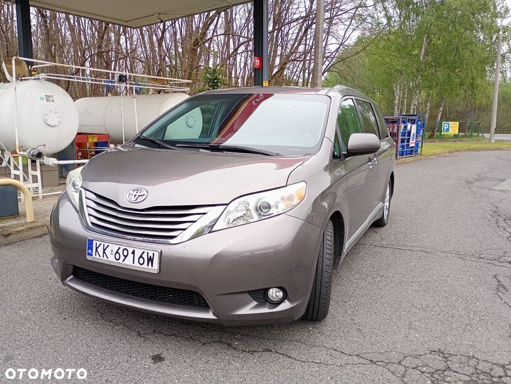 Toyota Sienna - 4