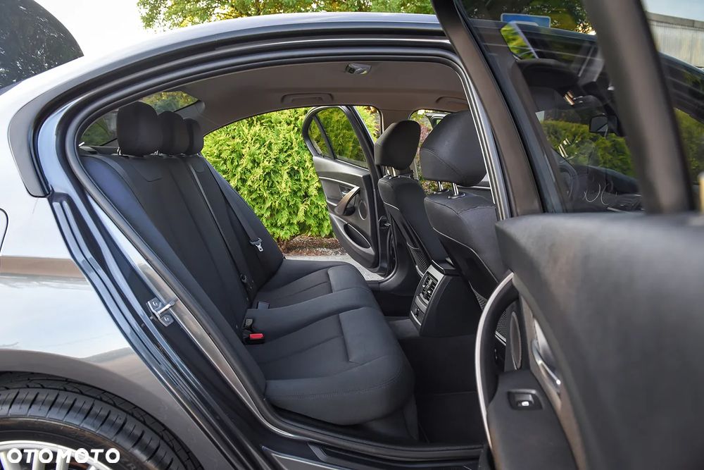 BMW Seria 3 316i - 27
