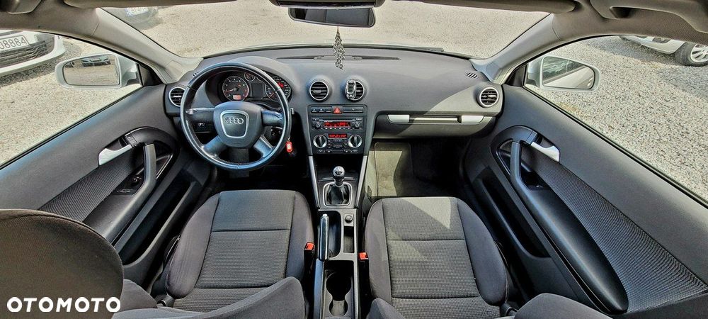 Audi A3 3-drzwiowe 1.6 FSI Attraction - 8