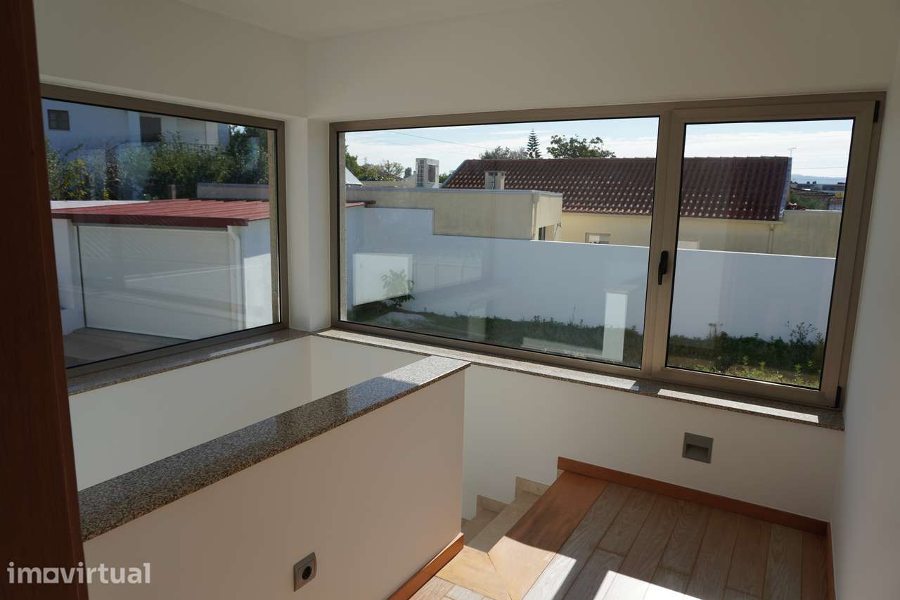 Moradia T3 isolada com jardim e garagem - Grande imagem: 2/21