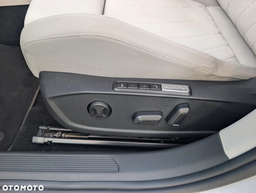 Volkswagen Golf 2.0 TDI SCR DSG Life - 19