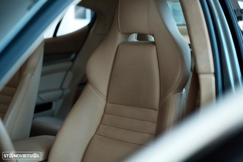 Porsche Panamera Turbo PDK - 22