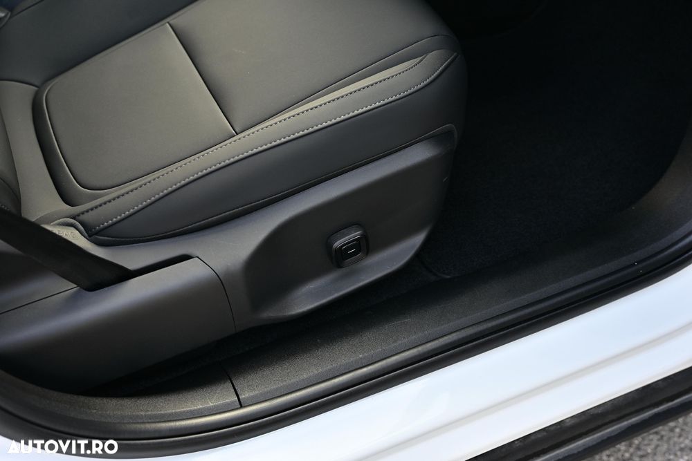 Volvo EX30 Single Motor Extended Range RWD Core - 18