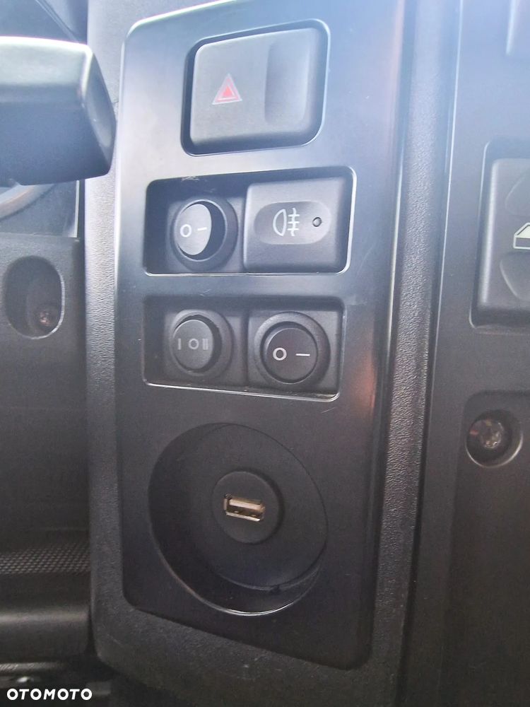 Land Rover Defender 2.4 TD4 SE - 32