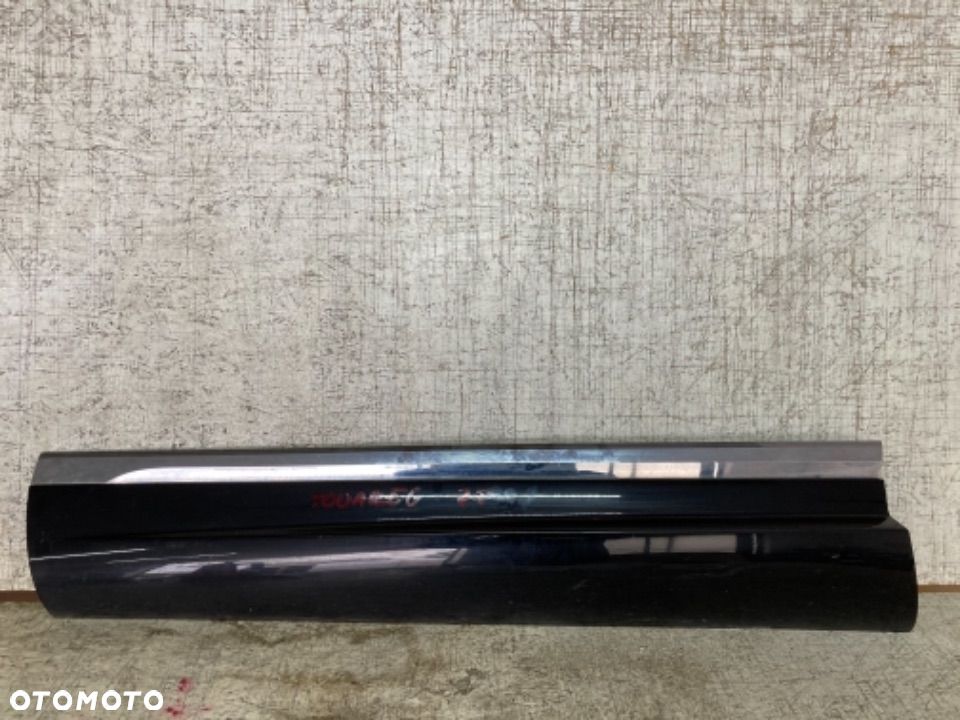 Listwa na drzwi VW Touareg 7P6 lewa strona - 1