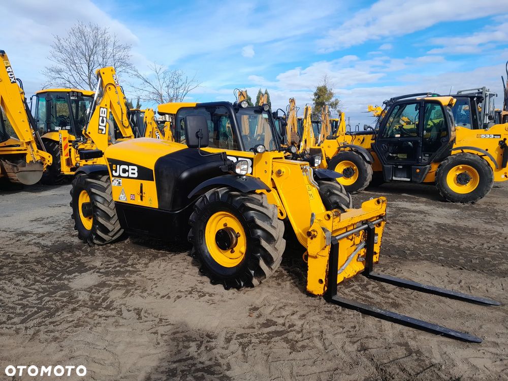 JCB 527-58 AGRI 2011R - 3
