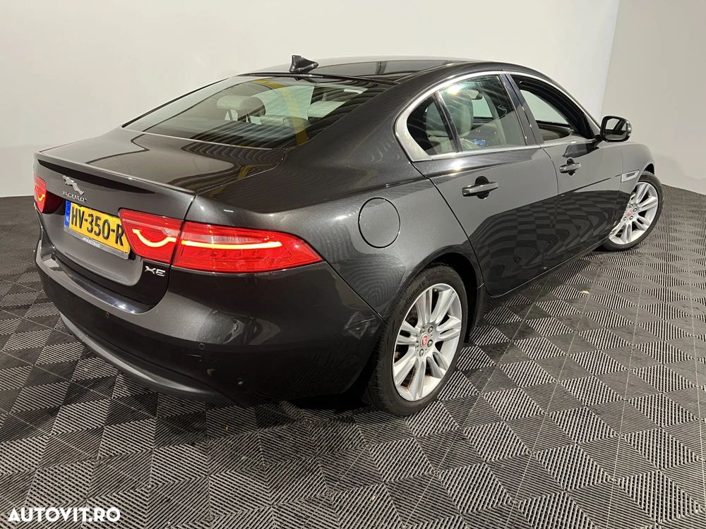 Jaguar XE 2.0 Pure - 3