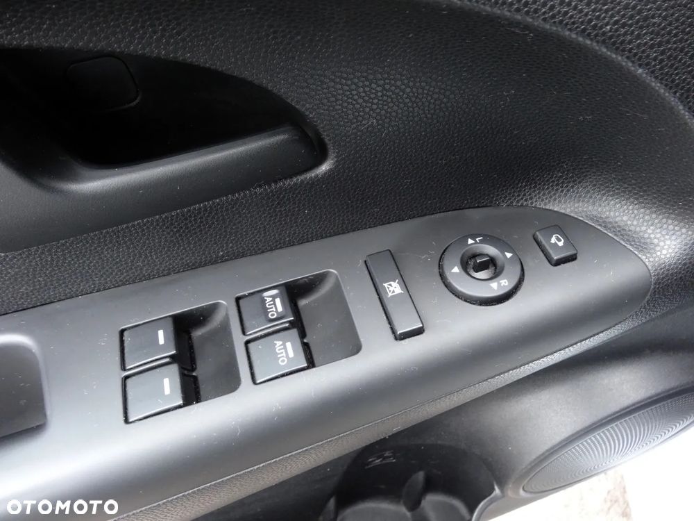 Kia Venga 1.6 CRDi 128 Black Collection - 32