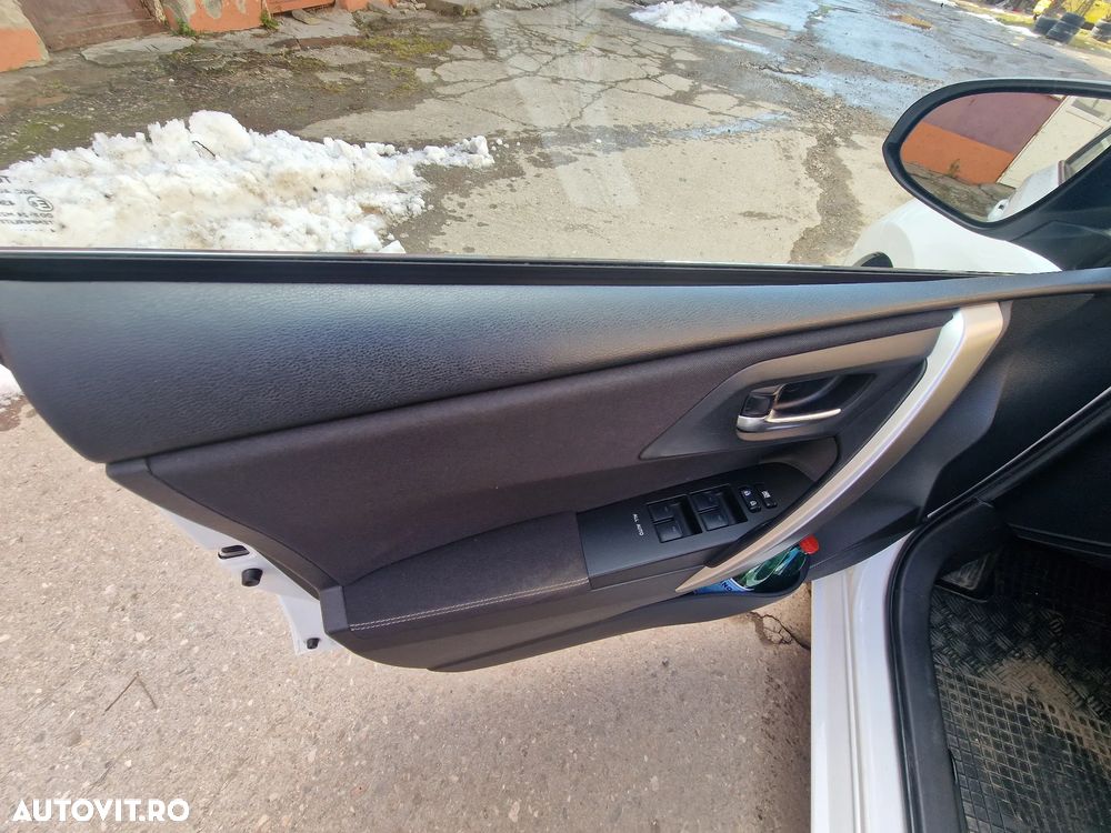 Toyota Auris 1.8 L VVT-i Sol + - 10