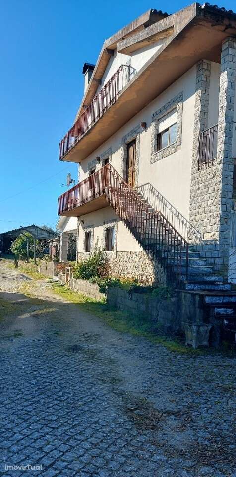 Moradia com logradouro e anexos em Cepões - Grande imagem: 5/33