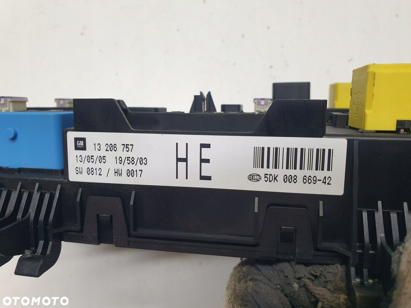 SKRZYNKA BEZPIECZNIKÓW OPEL ASTRA H GTC 13206757 - 4