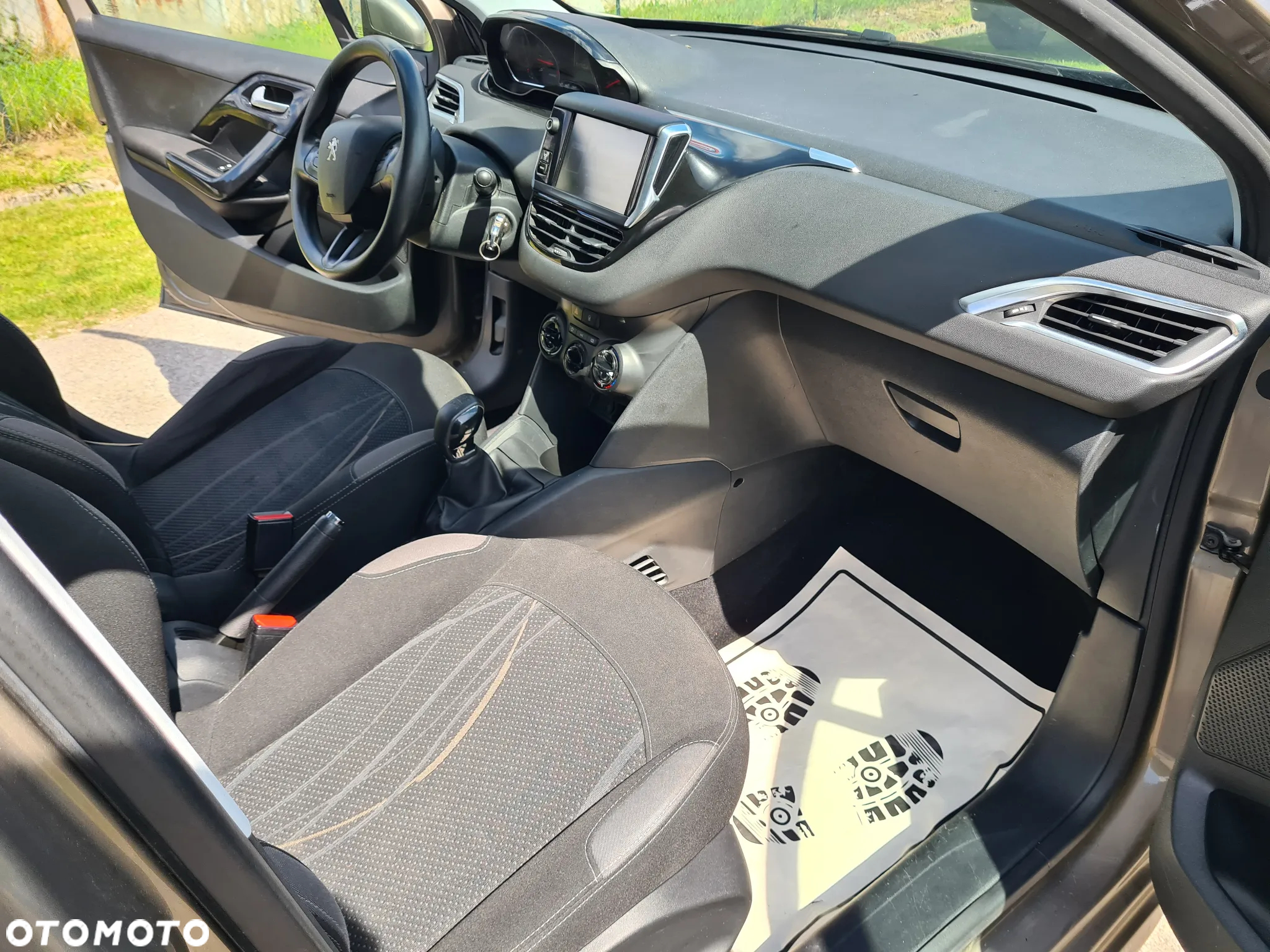 Peugeot 208 - 13