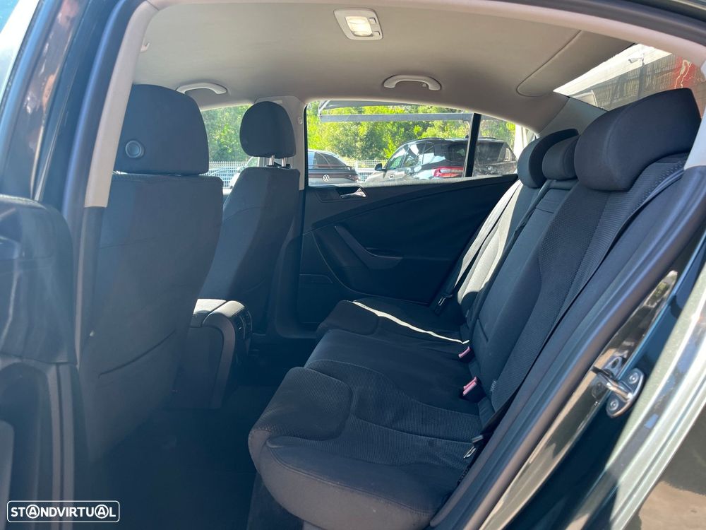 VW Passat 2.0 TDI Highline - 34