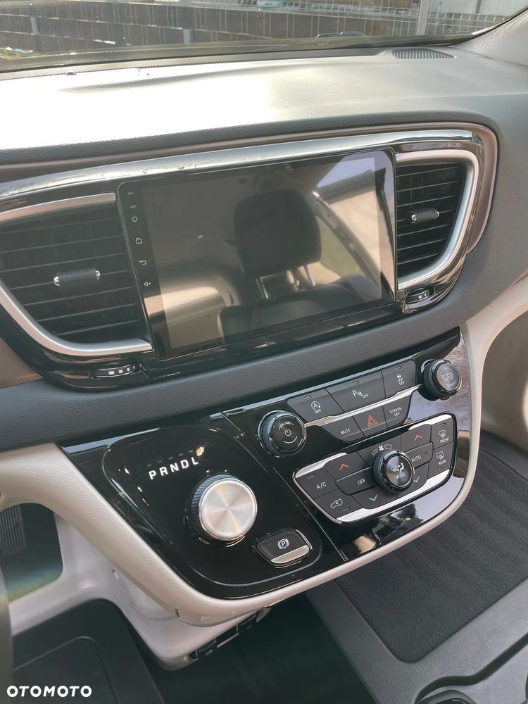 Chrysler Pacifica - 8