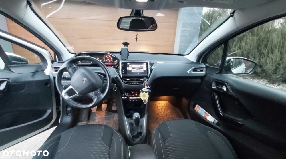 Peugeot 208 - 5