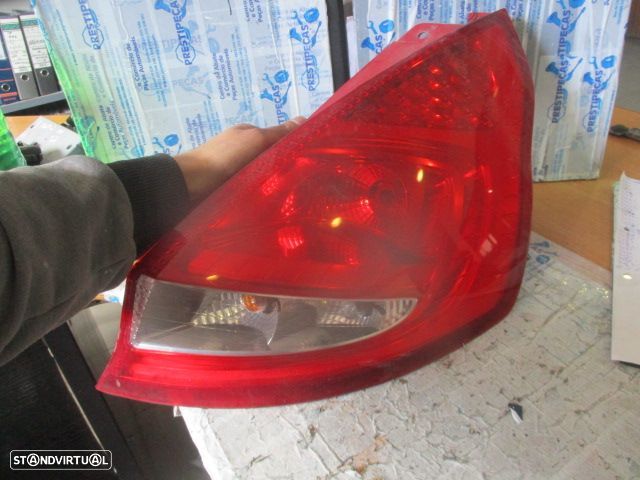 Farol Tras 8A6113404A FORD FIESTA 6 2012 1.4 TDCI 71CV 3P BRANCO DRT ORIGINAL FORD FIESTA 4 FASE 1 2009 1.4TDCI 70CV 5P PRETO DRT ORIGINAL FORD FIESTA 6  2010 1.4TDCI 70CV 5P BRANCO DRT ORIGINAL - 1