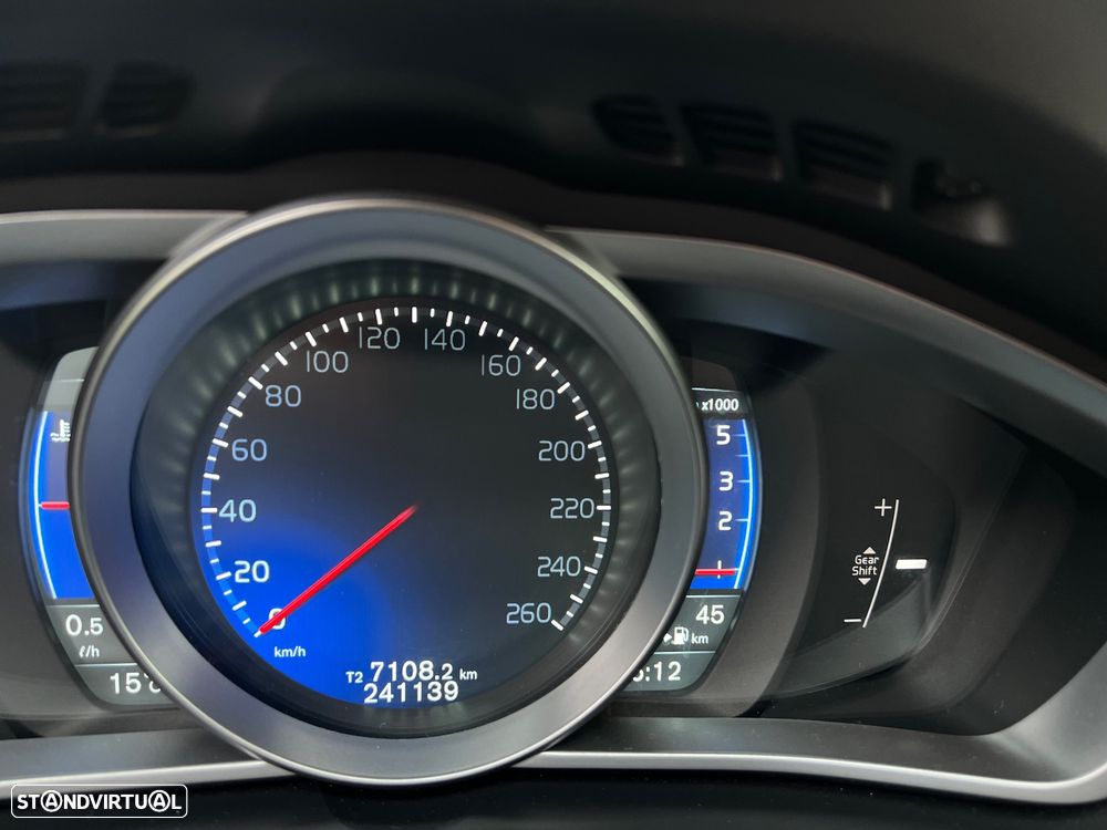 Volvo V40 D2 R Design - 21