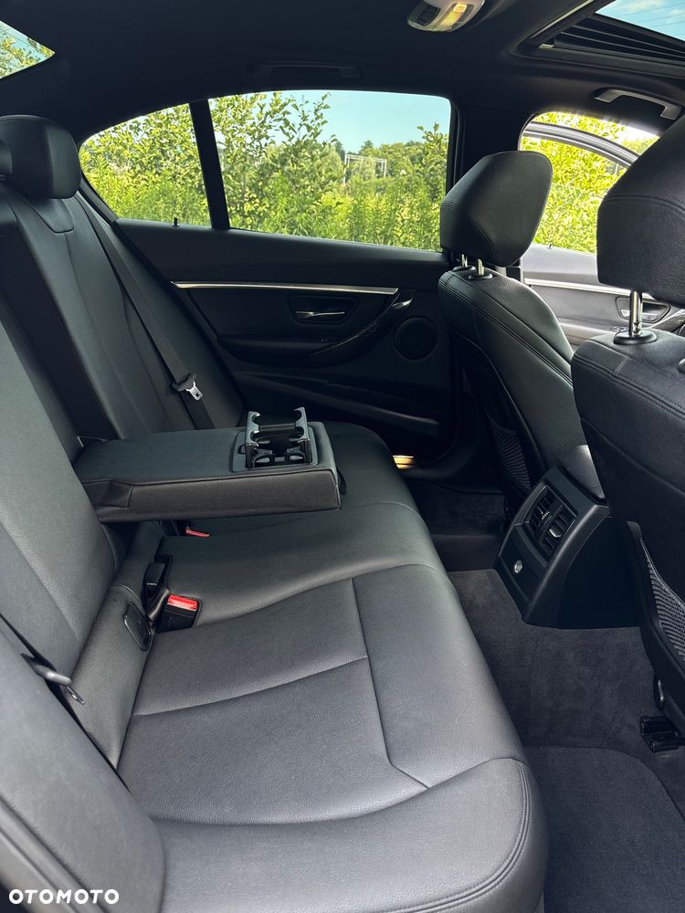 BMW Seria 3 330i Sport Line Shadow - 11