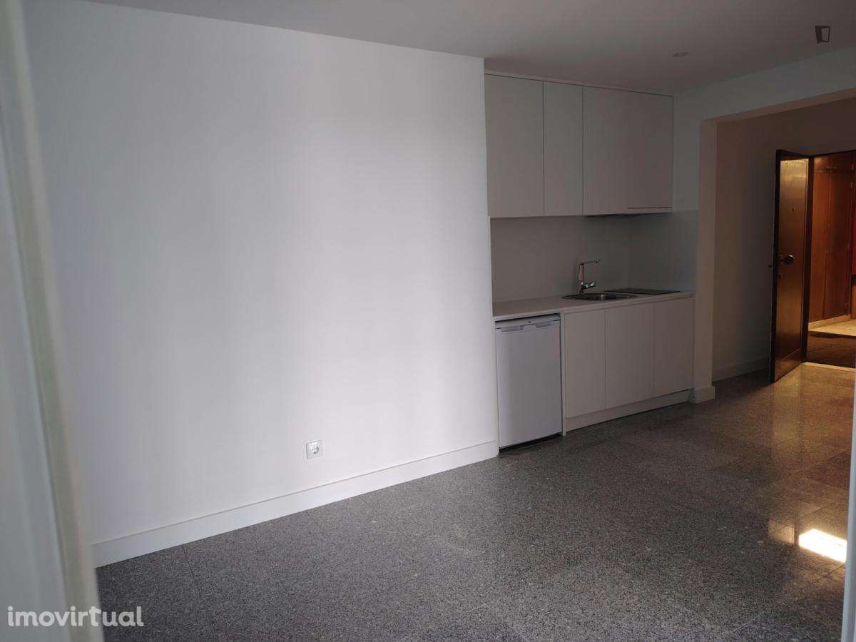 Quarto - localizado em Lordelo do Ouro Porto - Grande imagem: 4/8