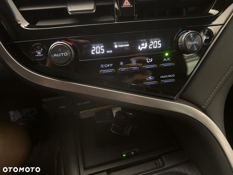 Toyota Camry 2.5 Hybrid Executive CVT - 17
