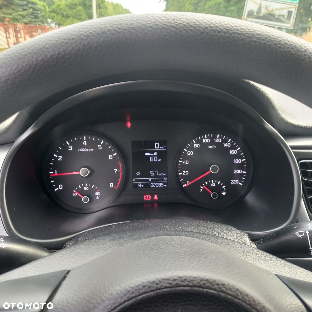 Kia Rio 1.2 L - 6
