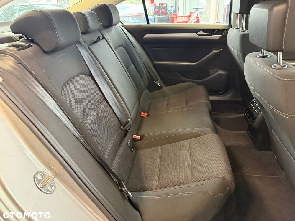 Volkswagen Passat - 12