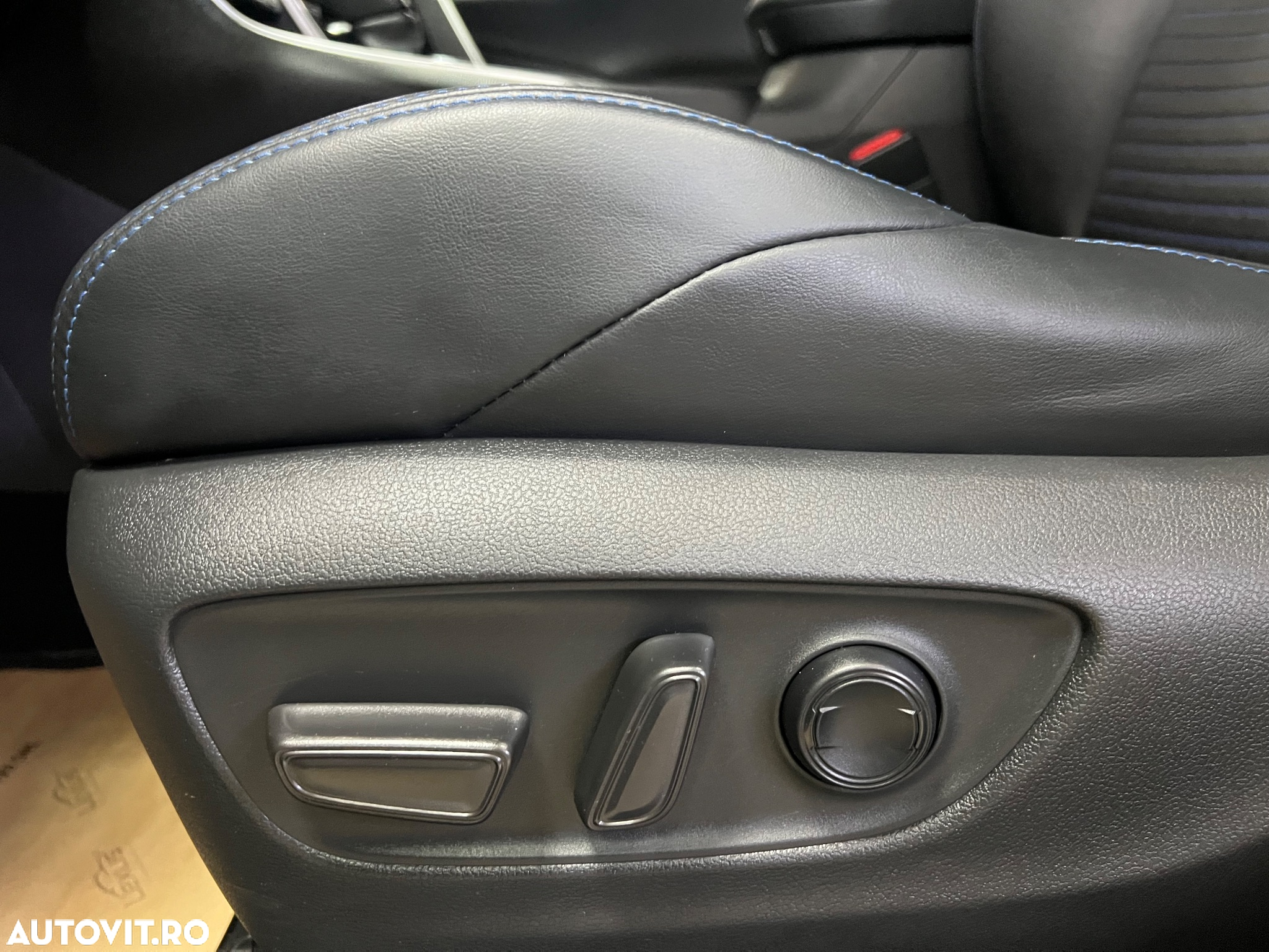 Toyota RAV4 2.5 4x4 Hybrid Lounge - 25