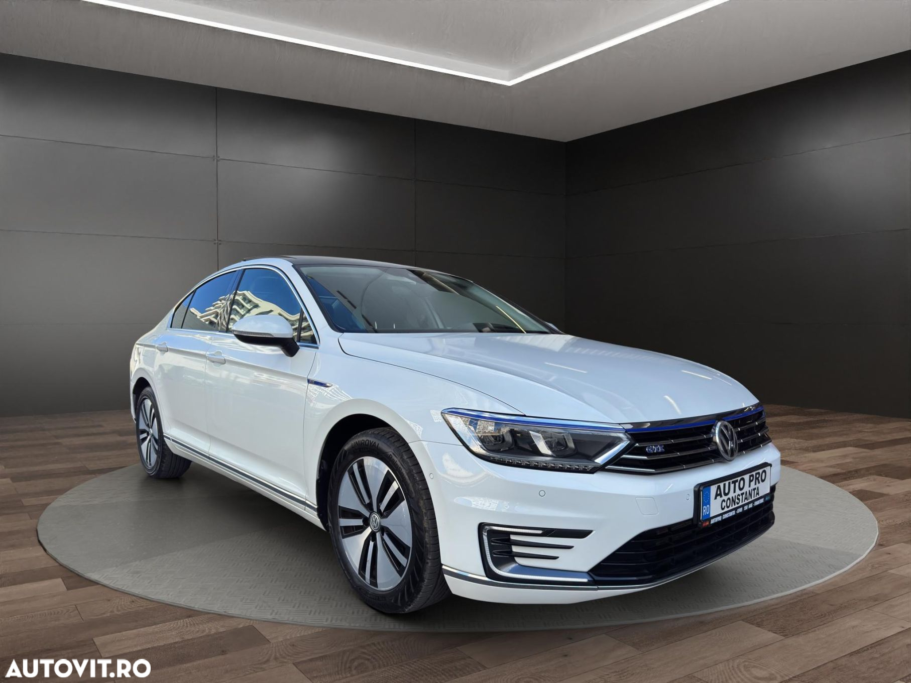 Volkswagen Passat - 2