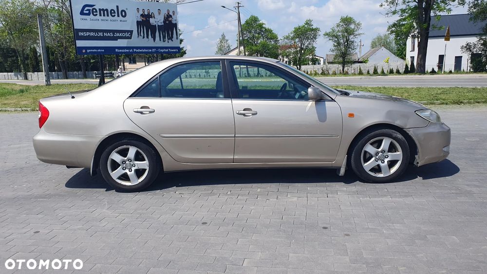 Toyota Camry 3.0 V6 - 6