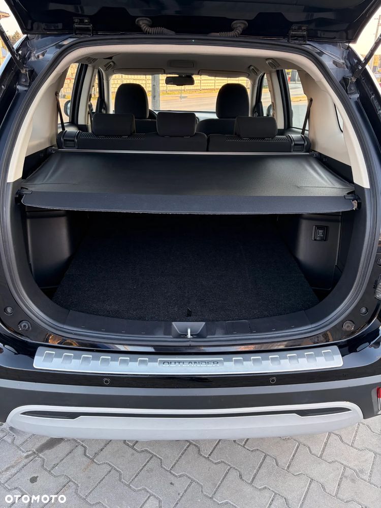 Mitsubishi Outlander 2.0 Invite + 2WD - 17