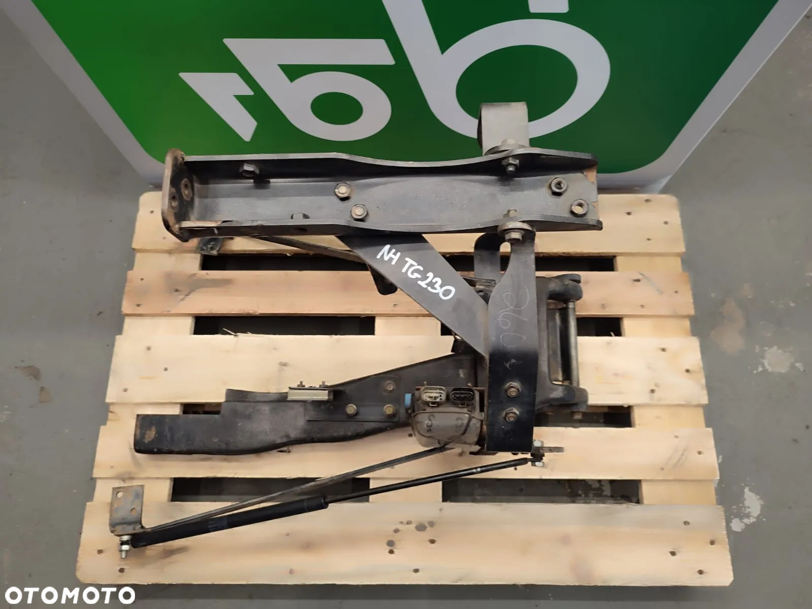 Mocowanie maski silnika  New Holland TG 230 - 2