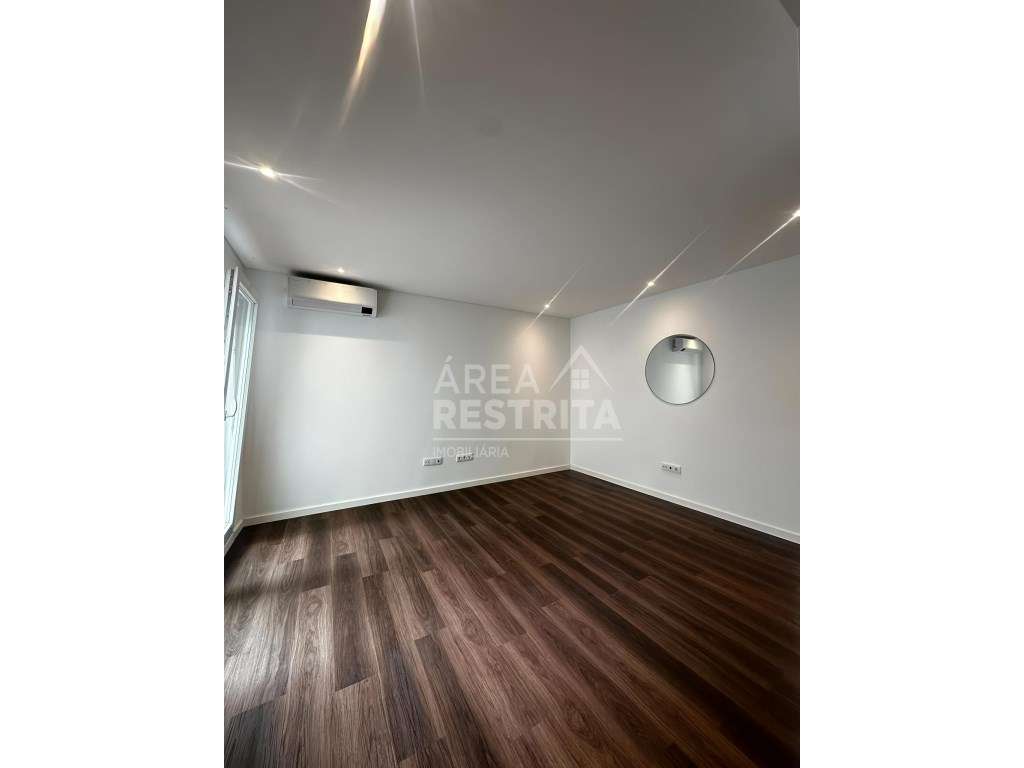 APARTAMENTO T3 transformado em T2 , com logradouro , Almada - Grande imagem: 5/10