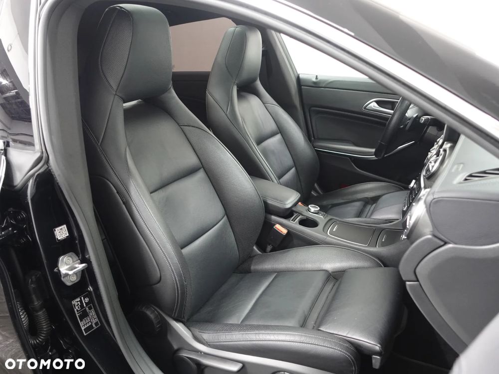 Mercedes-Benz CLA 180 7G-DCT - 27