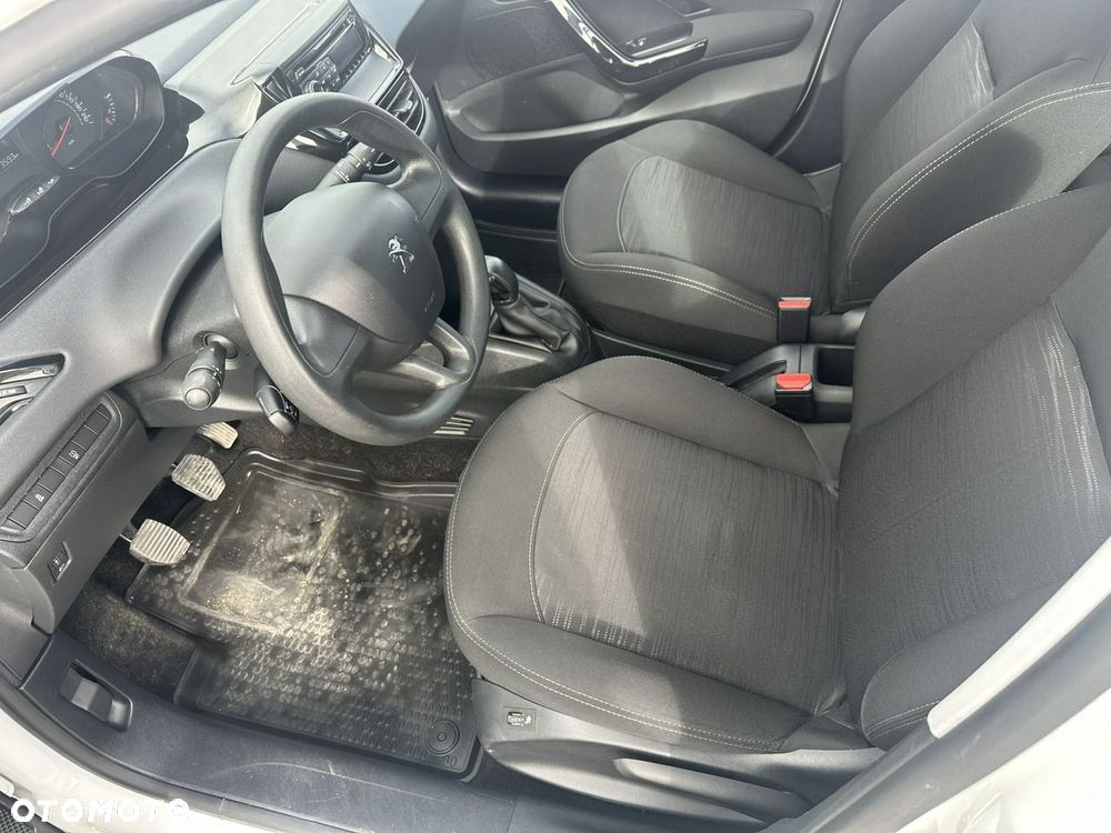 Peugeot 208 - 25