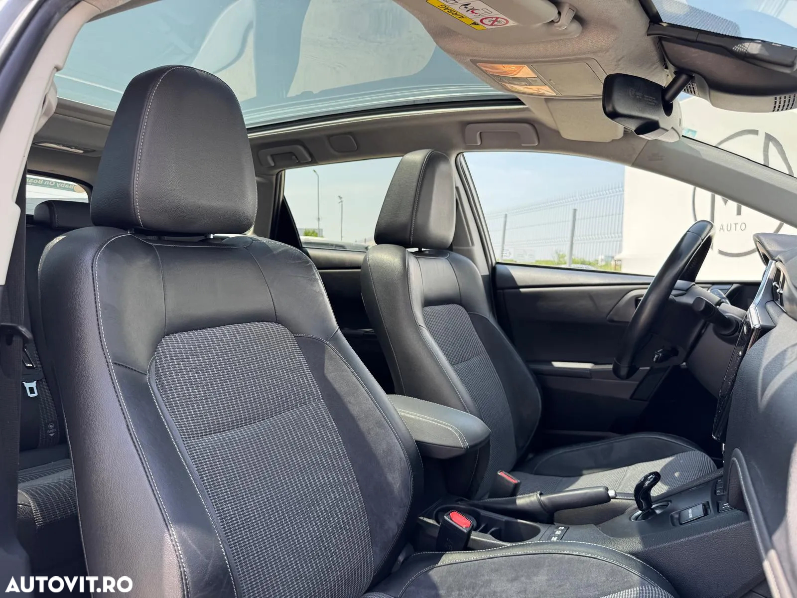 Toyota Auris 1.8 L VVT-i HSD Sol + - 12
