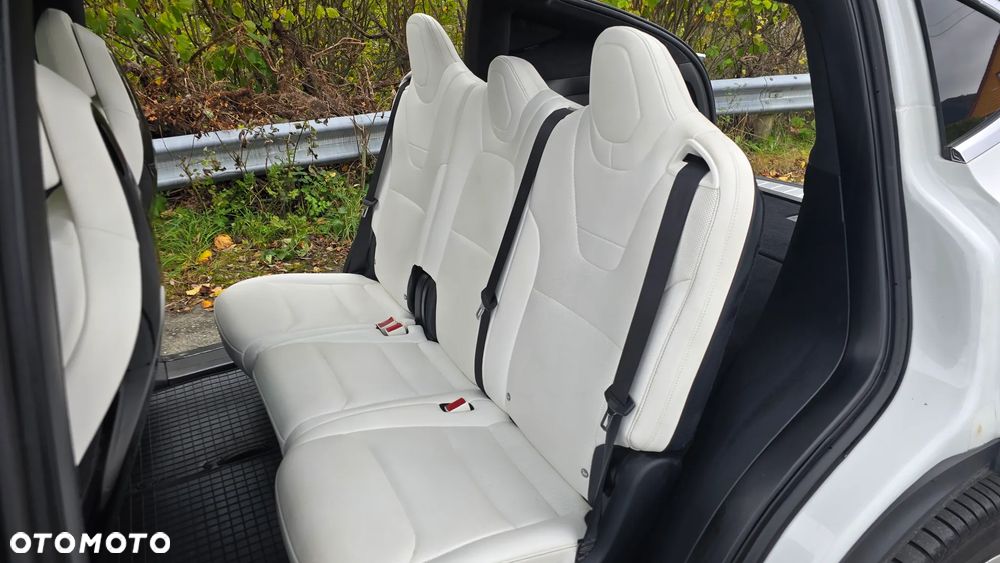 Tesla Model X - 16