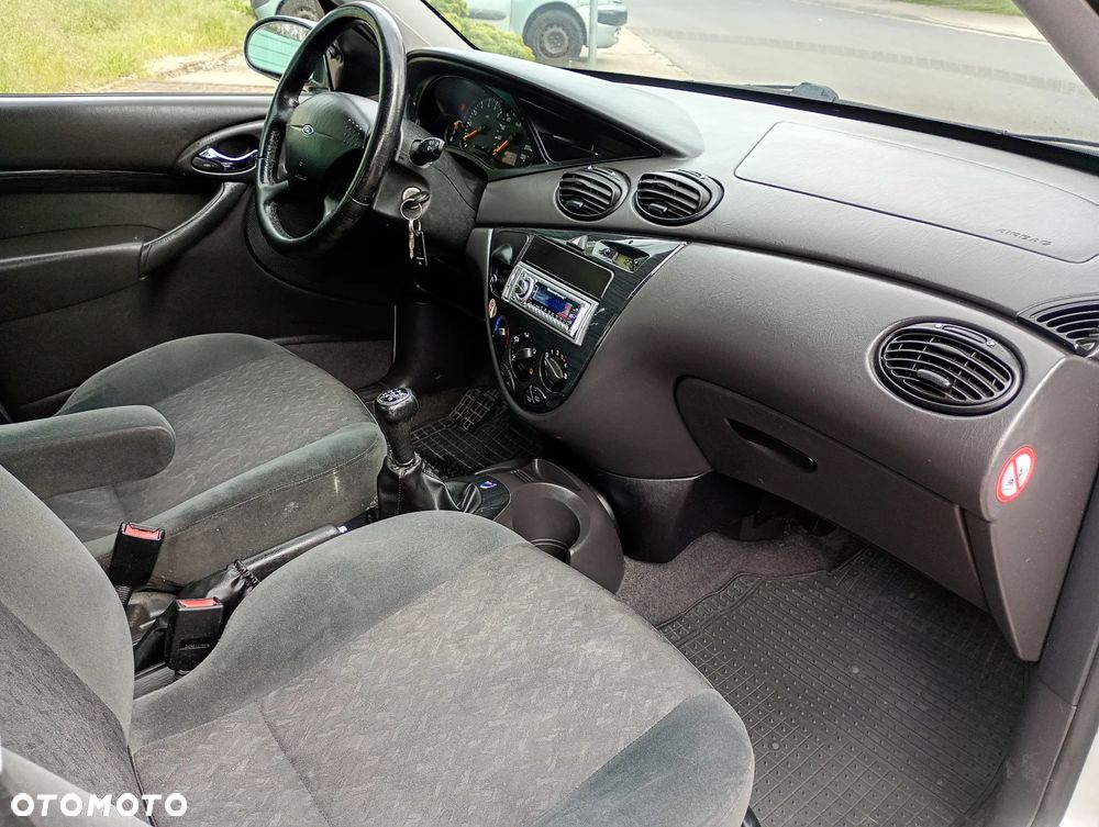 Ford Focus Ghia - 14
