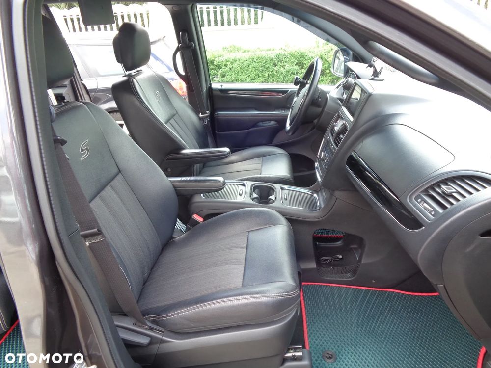 Chrysler Town & Country 3.6 Limited - 13